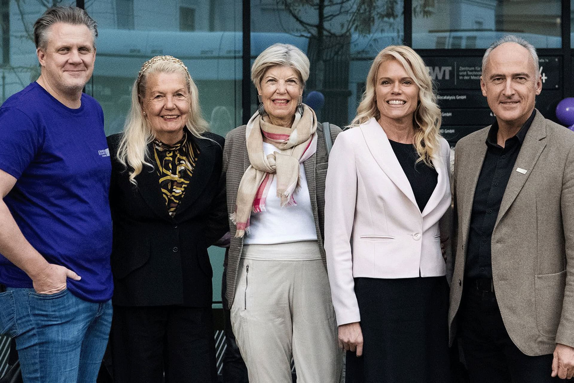 Gruppenfoto: COREMED-Direktor Lars Kamolz, Waltraud Schinko-Neuroth, Karin Schaupp, Caroline Schober und JOANNEUM-RESEARCH-Geschäftsführer Heinz Mayer vor dem ZWT Accelerator