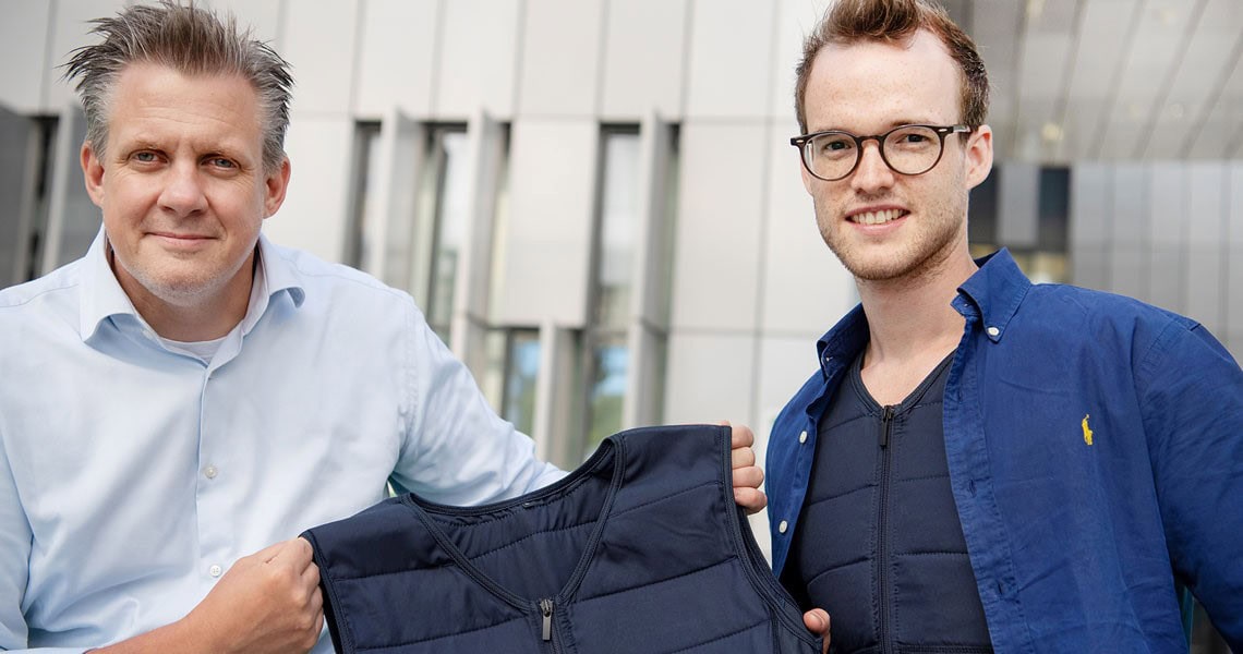 Kühlkleidung: Lars-Peter Kamolz, Institutsdirektor von COREMED, und Co-Autor Sebastian Nischwitz mit einem Gilet.