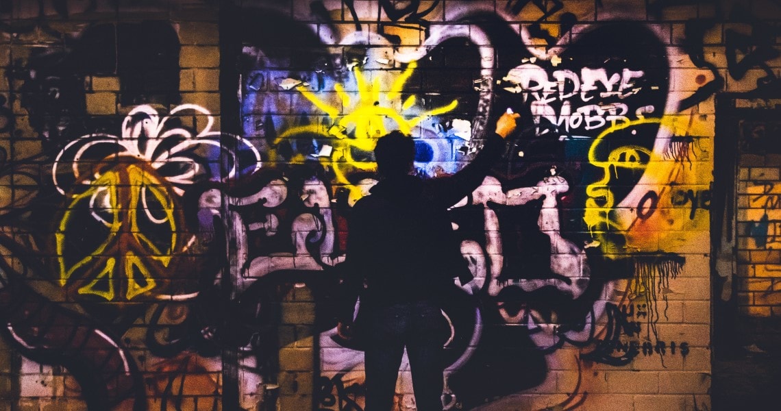 Graffiti Sprayer beim Sprayen vor einer Wand, Foto: pexels/T. Jeswin