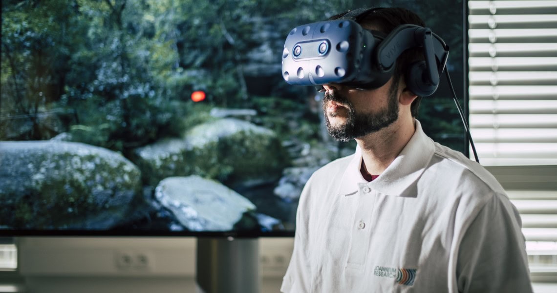 Forscher mit VR Brille