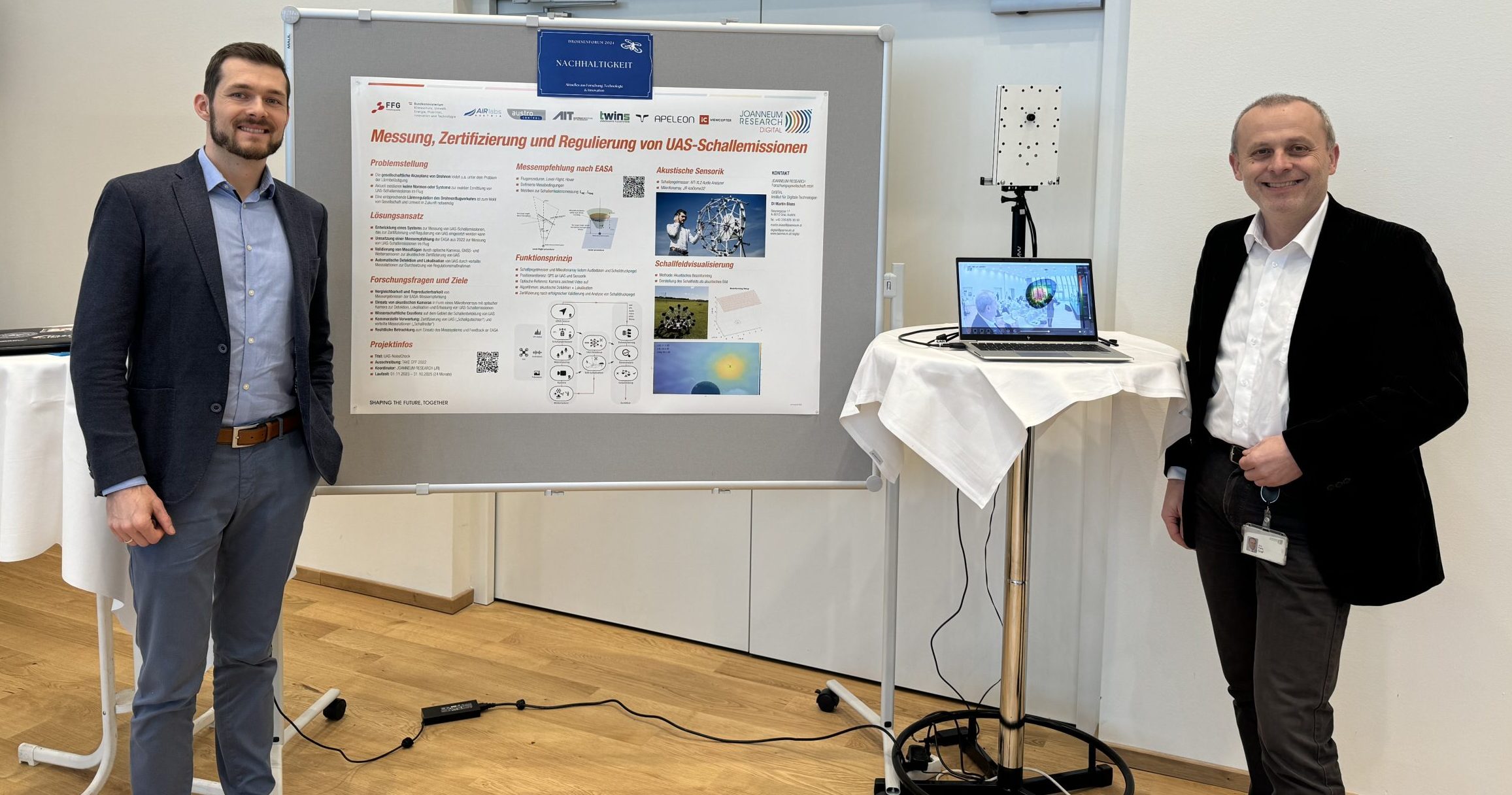Martin Blass (left) and Franz Graf (right) at the information stand on the topic of noise emissions from drones, photo: JOANNEUM RESEARCH