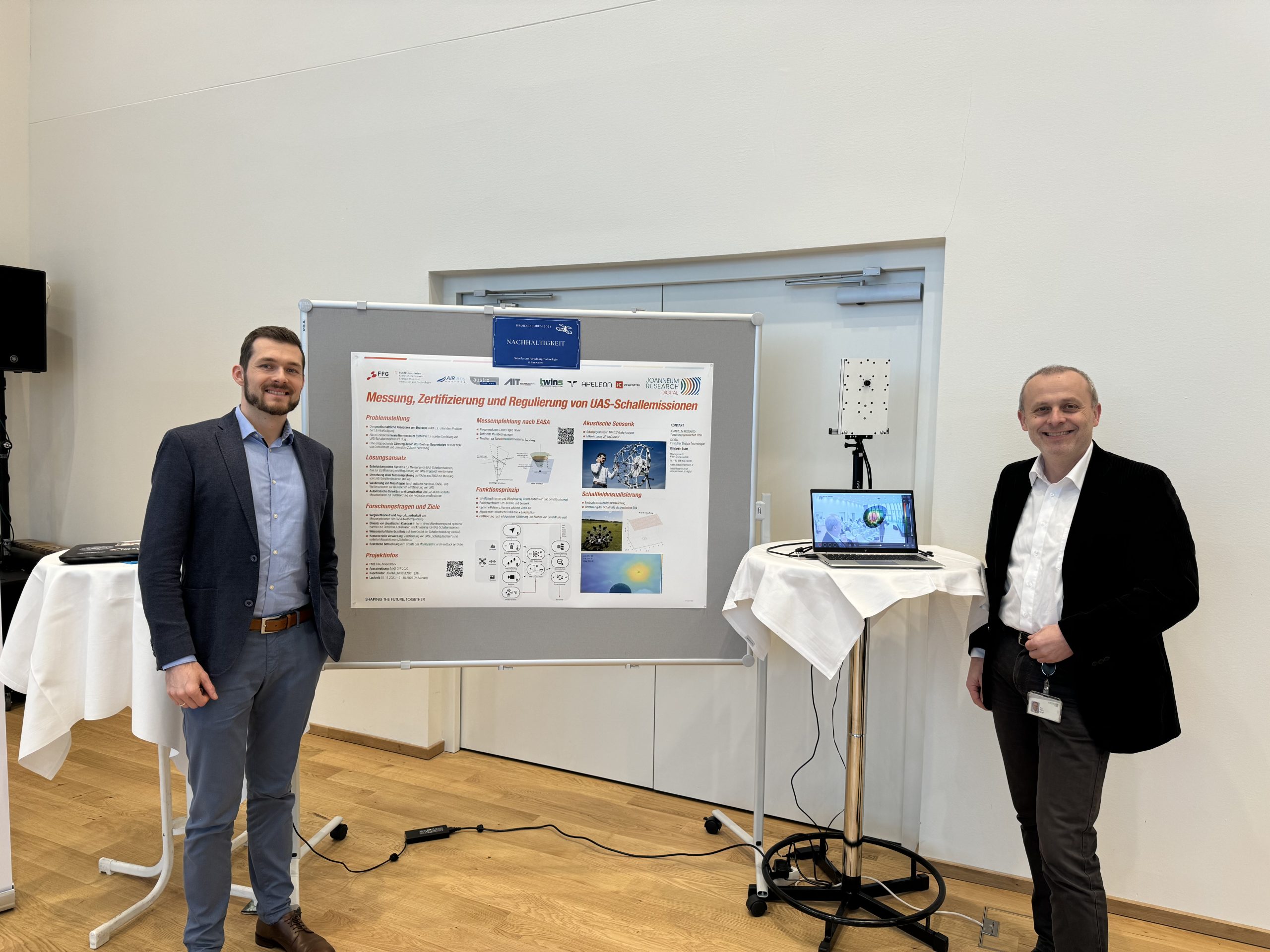 Martin Blass (left) and Franz Graf (right) at the information stand on the topic of noise emissions from drones, photo: JOANNEUM RESEARCH