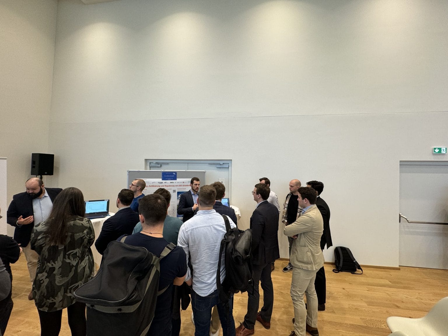 Martin Blass erklärt den interessierten Teilnehmer*innen die Grundsätze der Messung der Lärmemissionen von Drohnen, Foto: JOANNEUM RESEARCH