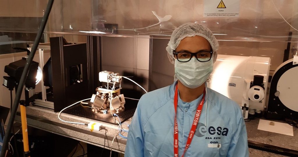 Piluca Caballo-Perucha von DIGITAL im ESA Reinraum bei der geometrischen Kalibration des ExoMars CLUPI Instruments