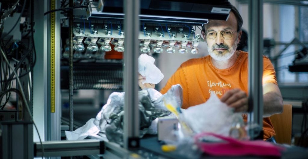 Förderband mit Hyperspektalkameras zur Wertstoffsortierung