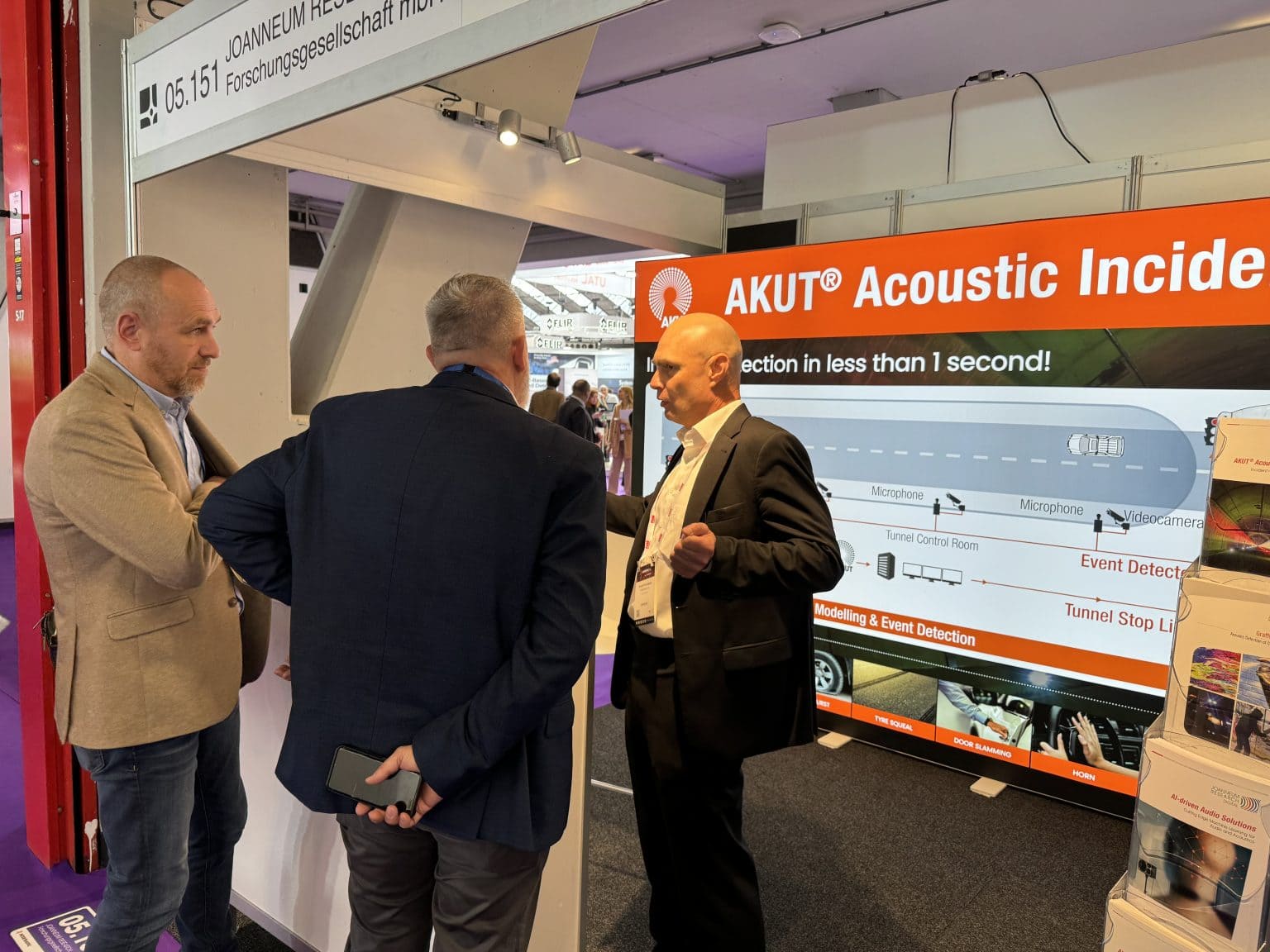 Rudolf Prochazka im Gespräch mit Besucher*innen am Messestand, Foto: JOANNEUM RESEARCH