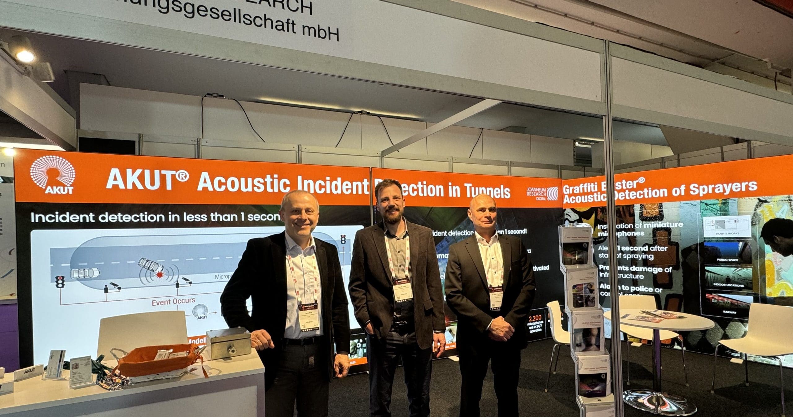 Franz Graf, Moritz Fišer und Rudolf Prochazka auf dem AKUT®-Messestand, Foto: JOANNEUM RESEARCH