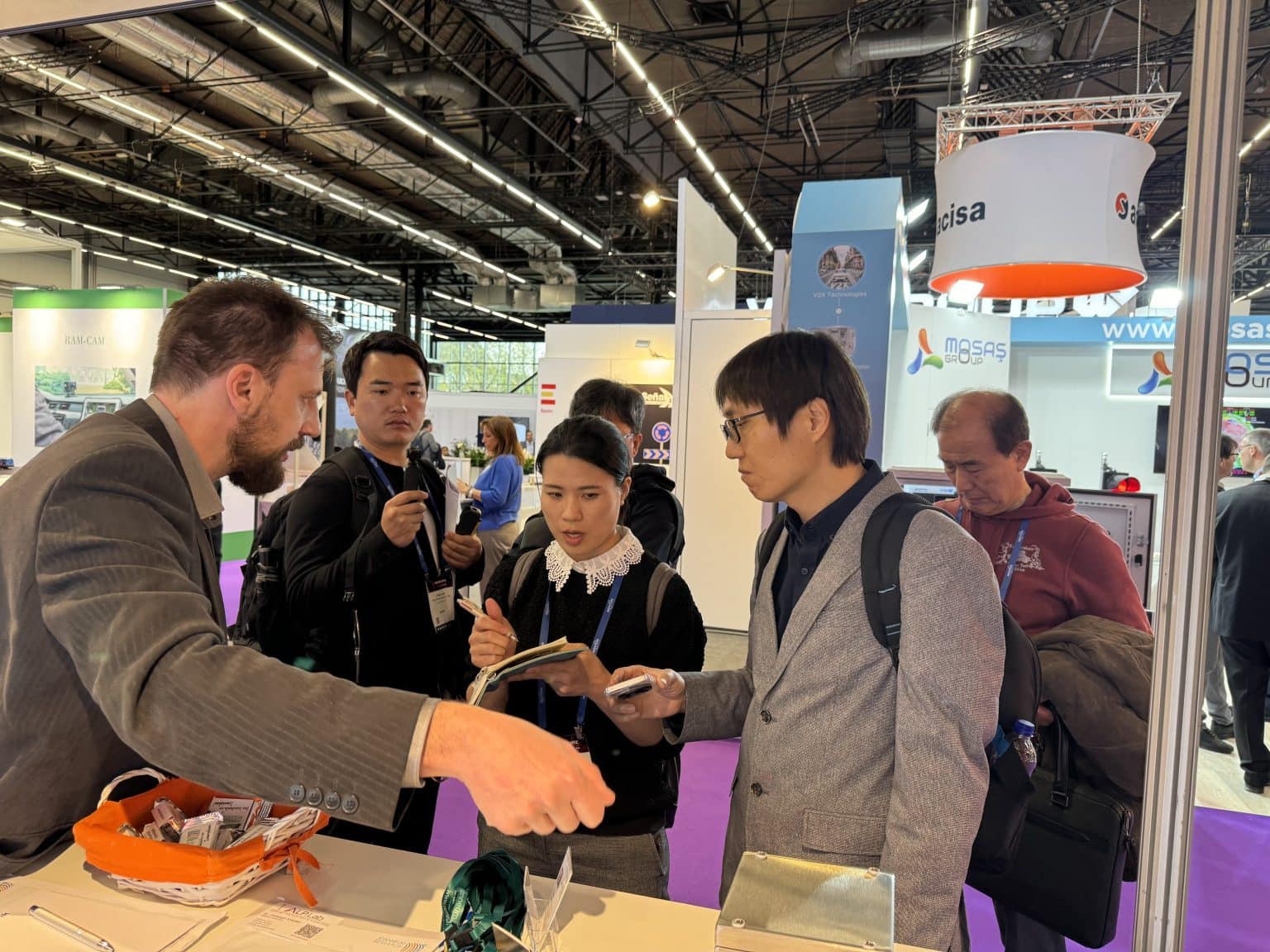 Moritz Fišer erklärt einer interessierten Delegation aus Korea die technischen Details von AKUT®, Foto: JOANNEUM RESEARCH