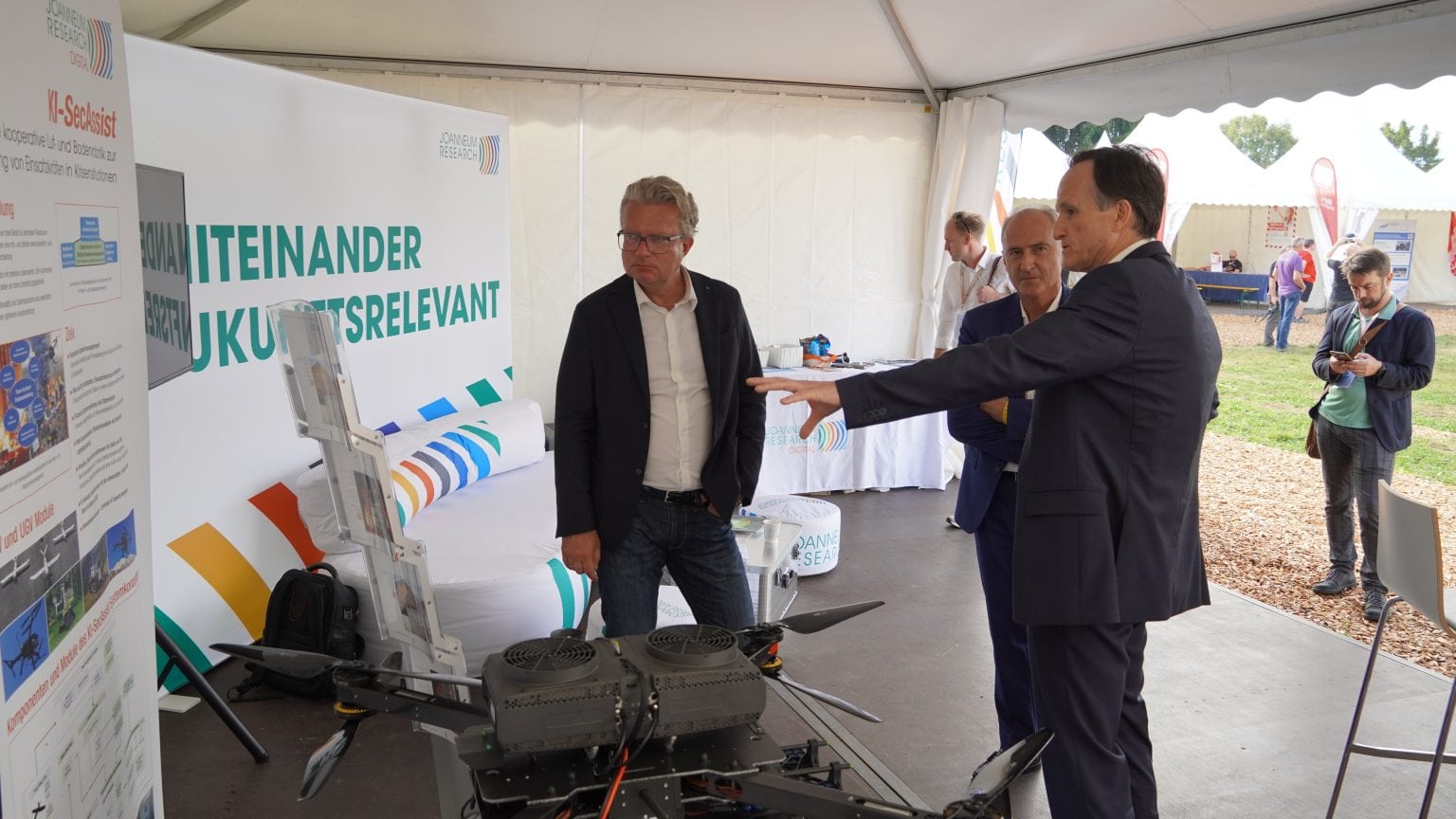 Politiker besuchen den Stand der Joanneum Research auf der Airpower 2024