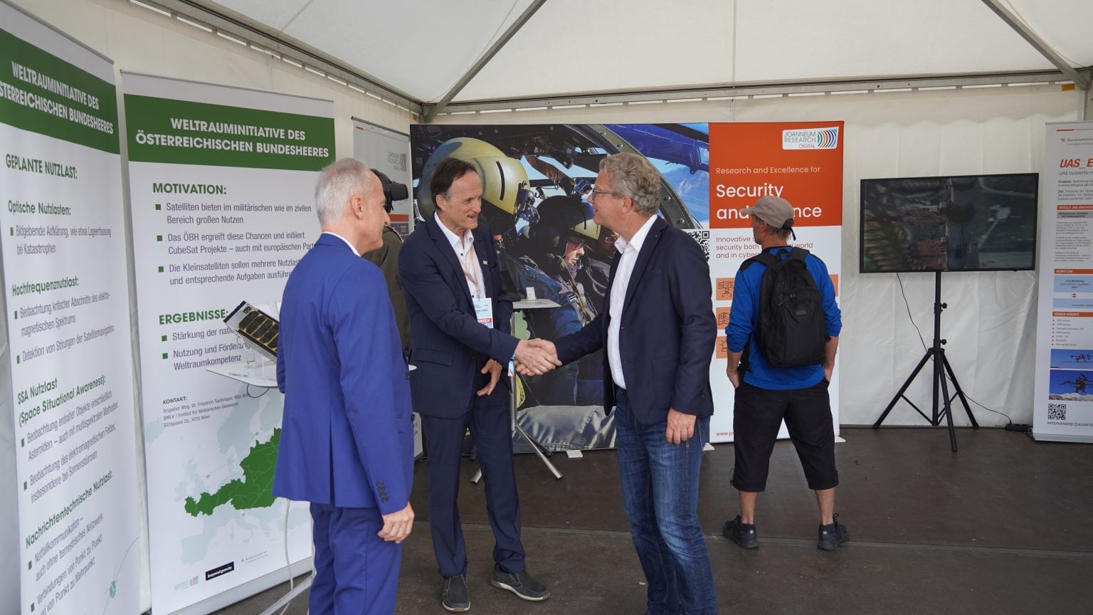 Politiker besuchen den Stand der Joanneum Research auf der Airpower 2024
