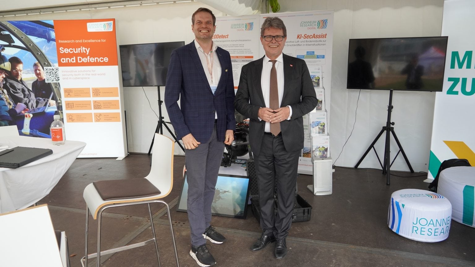 (from left to right) Matthias Rüther and Martin Polaschek at the JOANNEUM RESEARCH stand, Photo: JOANNEUM RESEARCH
