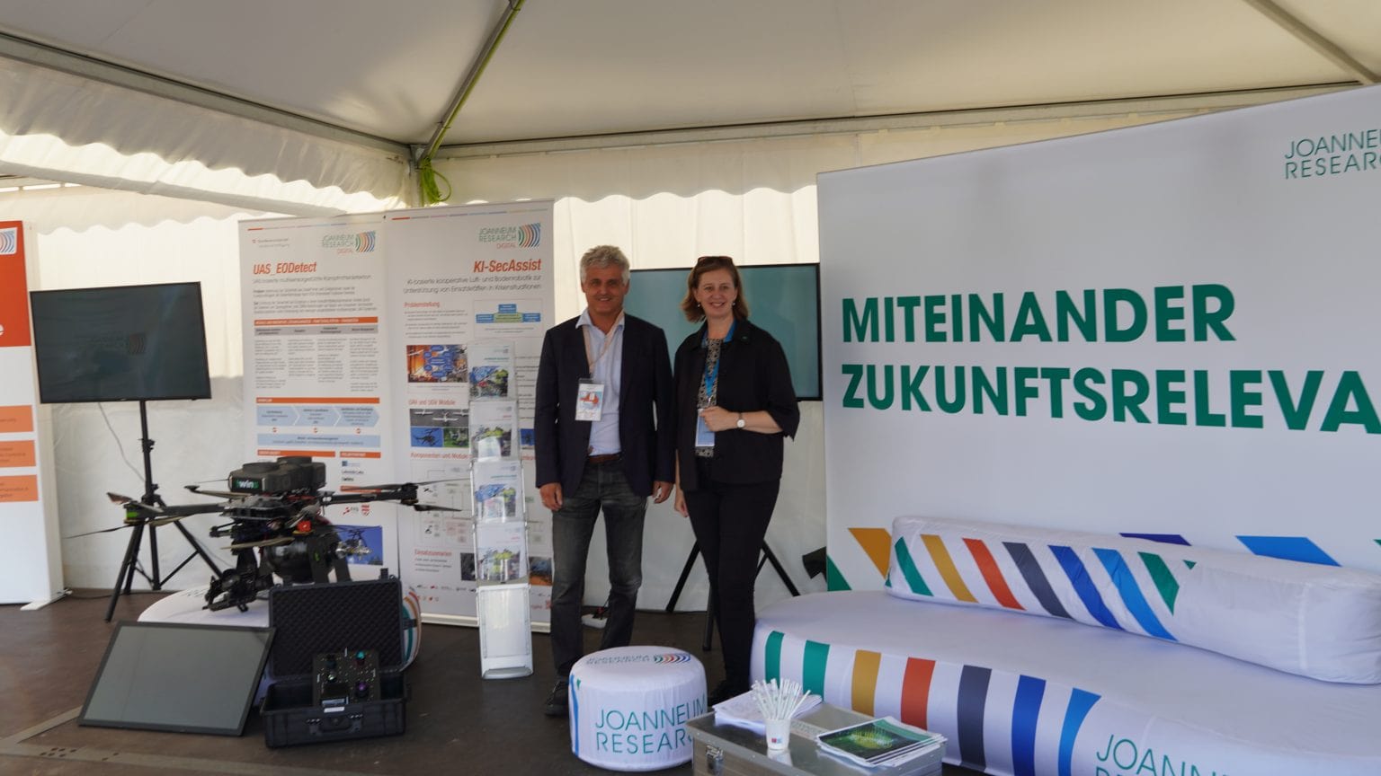 Politiker besuchen den Stand der Joanneum Research auf der Airpower 2024