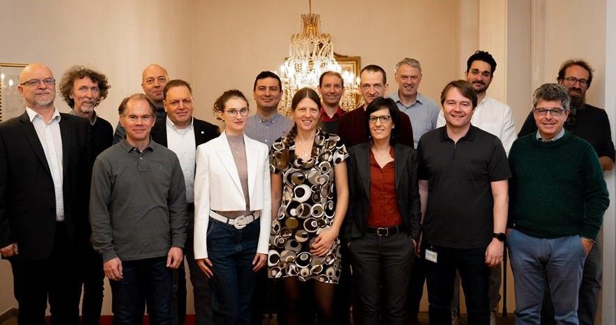 Projekt Kick-off im November 2024 in Graz. Teilnehmer*innen von links nach rechts: András Csepinszky (MTR), Árpád Barsi (MTR), Thomas Novak (FHO), Gergely Havas (MTR), Gottfried Allmer (ASF), Dariia Perun (ASF), Selim Solmaz (VIF), Martina Uray (JRD), Roman Lesjak (JRD), Olaf Kähler (JRD), Flavia De Simone (ENI), Wolfgang Schildorfer (FHO), Stefan Ladstätter (JRD), Stephan Körber (EVO), Luca Pasino Studer (POL), José Vallet (FGI), Foto: JOANNEUM RESEARCH/Raiser