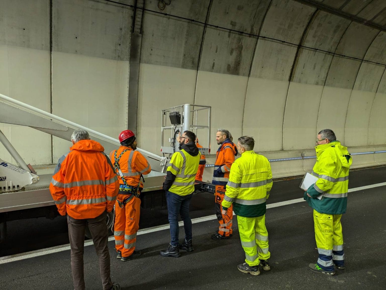 Das Team von Autostrada Pedemontana Lombarda, Triveneto Servizi und JOANNEUM RESEARCH bei der Besprechung des Ablaufs des Abnahmetests, Foto: JOANNEUM RESEARCH