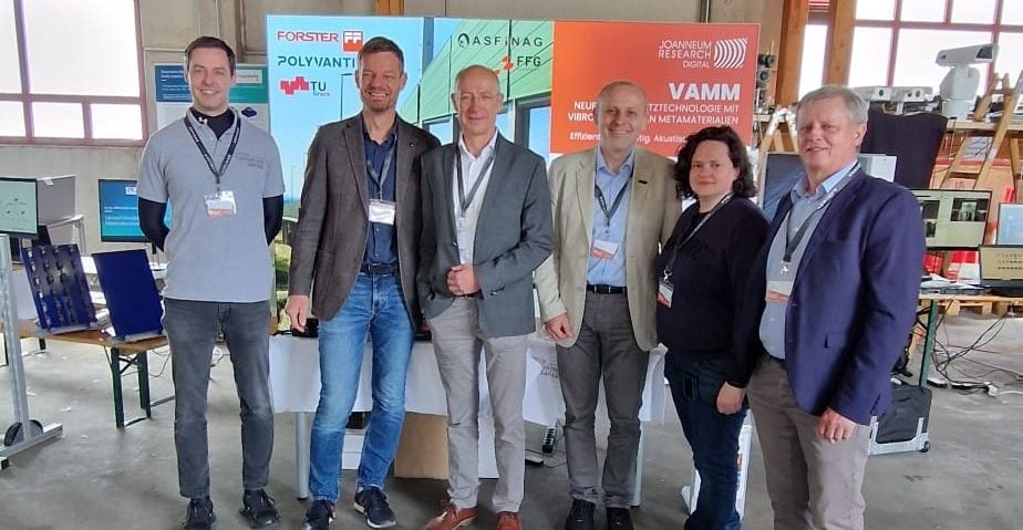 Das Team des Projekts VAMM gemeinsam mit dem Finanzvorstand der ASFINAG Dipl.-Ing. Herbert Kasser Foto: JOANNEUM RESEARCH