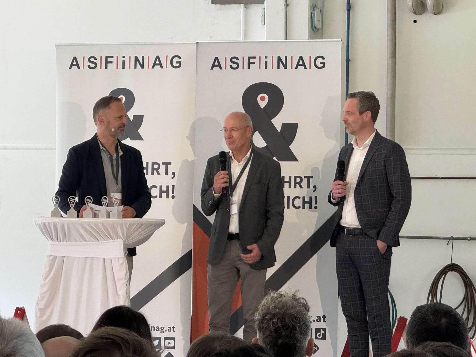 As part of the Innovation Safari, ASFINAG board members Hartwig Hufnagl and Herbert Kasser also presented the awards for the best internal ASFINAG projects. Credit: JOANNEUM RESEARCH