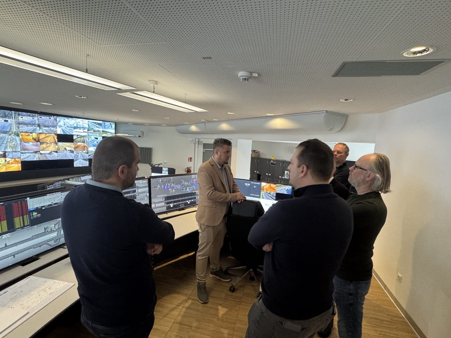 Martin Rappitsch (Teamleiter Betrieb ASFINAG) erklärt der Delegation aus Tschechien die Details der Betriebsführung in der Verkehrsmanagementzentrale Plabutsch