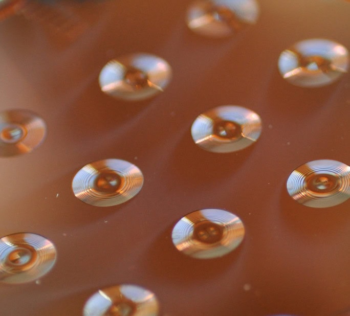 logo-2d- und 3d-strukturierung mit laser- und elektronenstrahllithografie