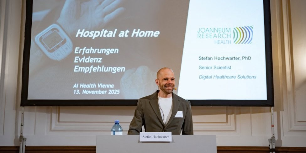 Stefan Hochwarter bei seiner Präsentation "Hospital at Home - Erfahrungen Evidenz Empfehlungen" auf der AI Health Vienna am 13. November 2025, Foto: Martina Siebenhandl