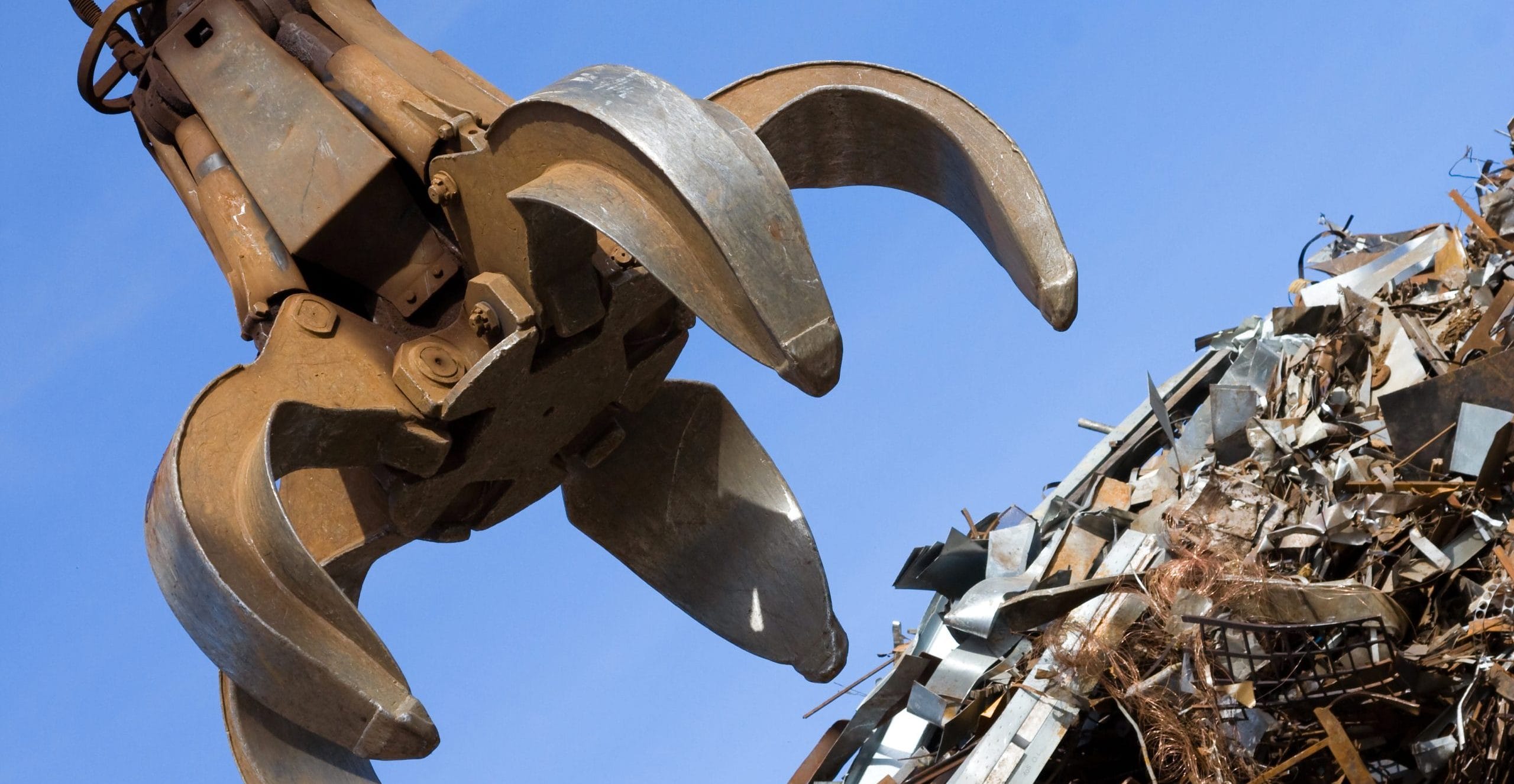Nahaufnahme eines Krans beim Ergreifen von Metall.