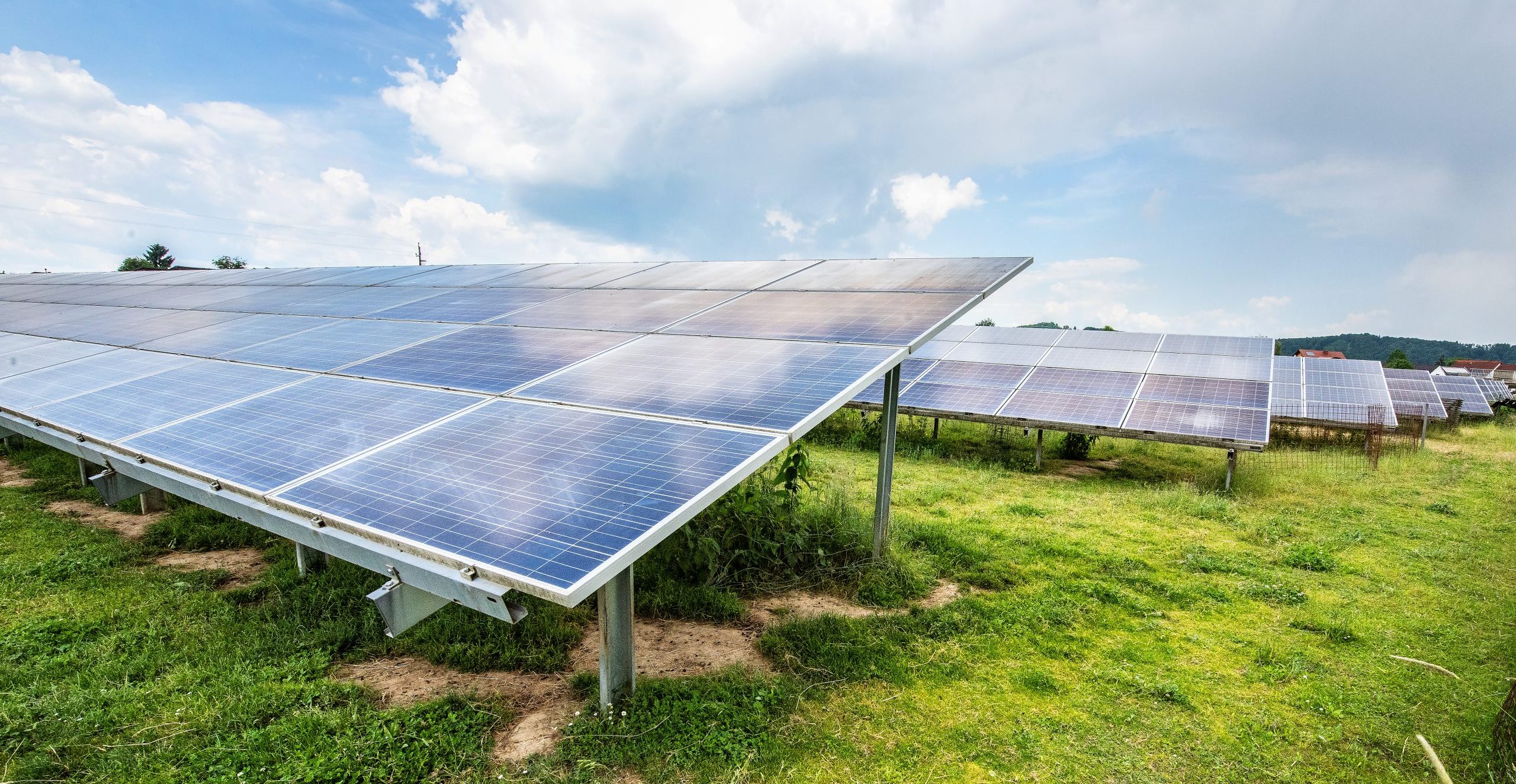Photovoltaikanlage auf grüner Wiese