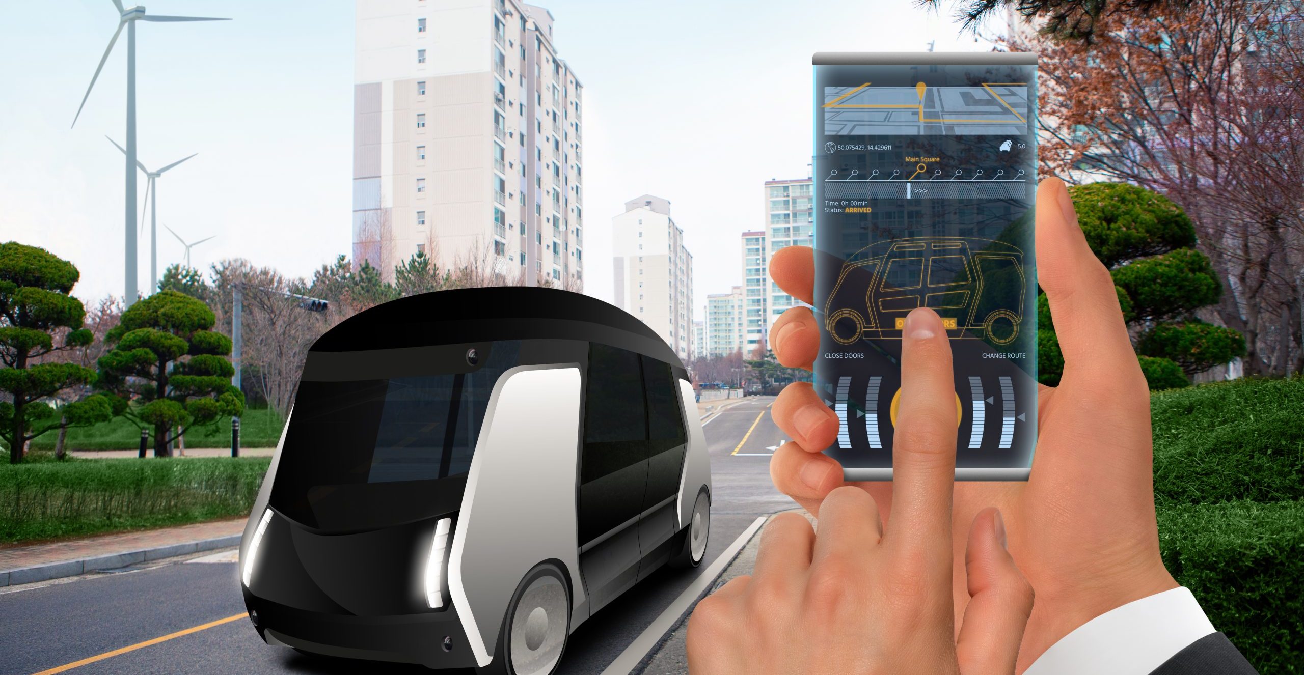 Steuerung eines autonomen Busses über eine mobile App. Hand mit futuristischem Telefon auf einem Hintergrund eines selbstfahrenden Shuttles mit offenen Türen.