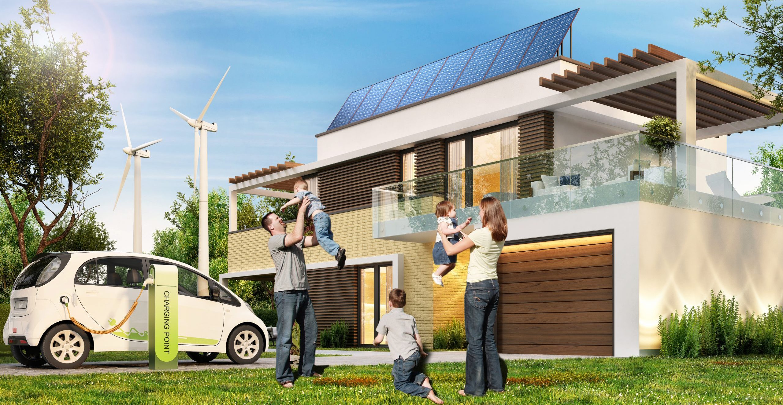Eltern mit Kindern vor einem Haus mit PV-Anlage am Dach, Windrädern im Hintergrund und einem ladenden E-Auto.