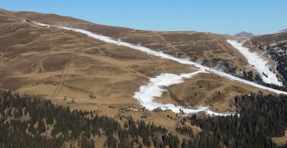 Foto eines Skigebietes mit kaum Schnee