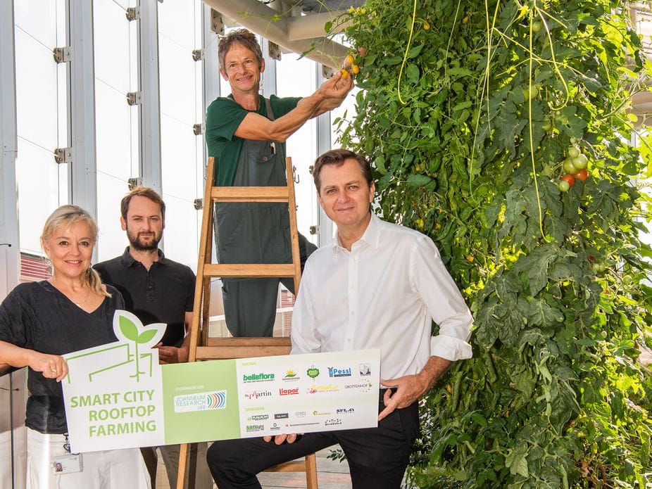 Foto der Rooftop-Mitarbeitenden im Dachgarten.
