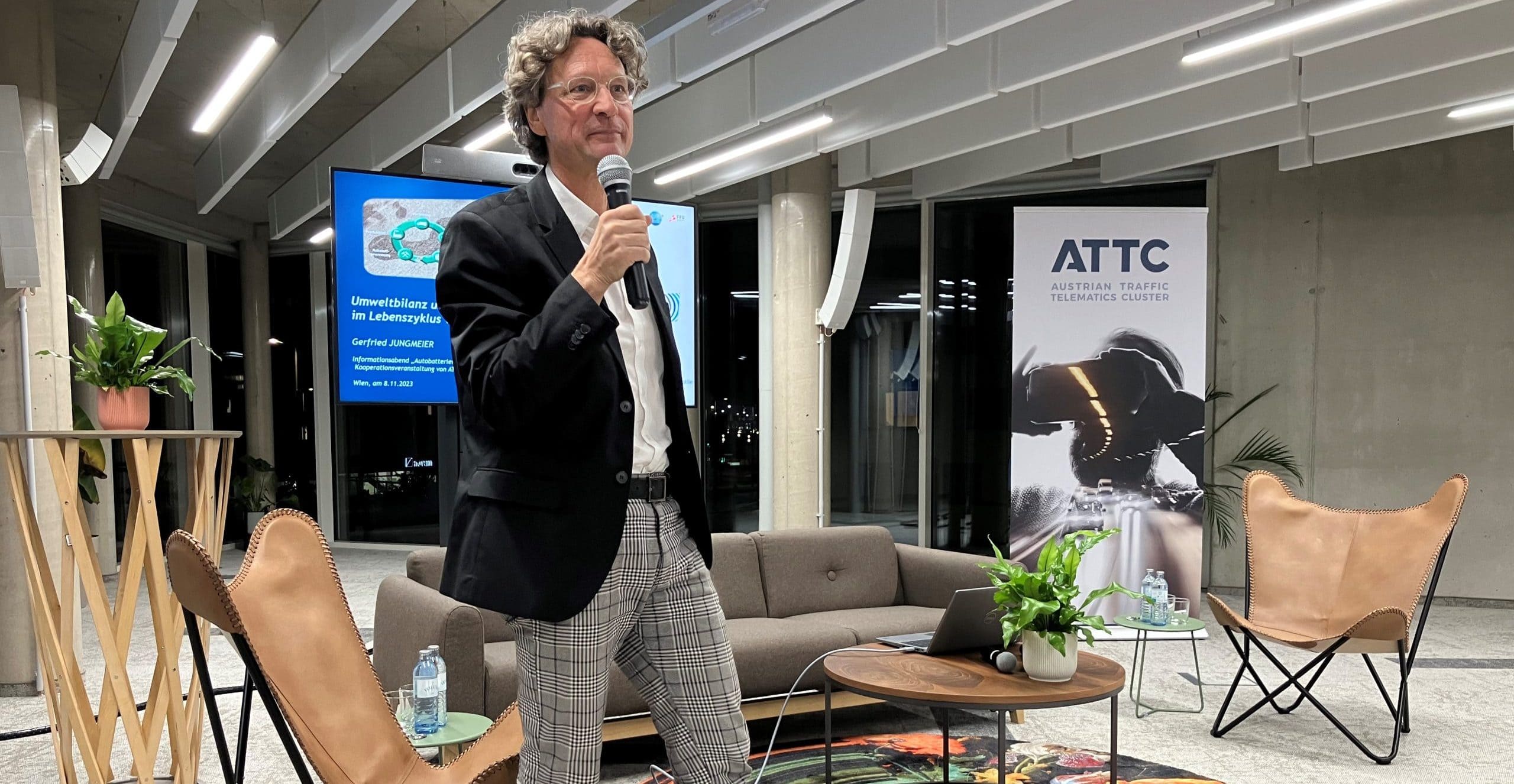 Foto von Gerfried Jungmeier während seines Vortrages.