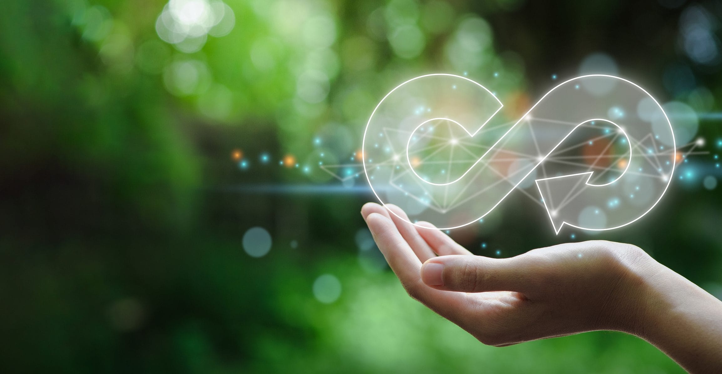 Eine Hand hält das Symbol der Kreislaufwirtschaft. Symbolbild für Klimaneutralität