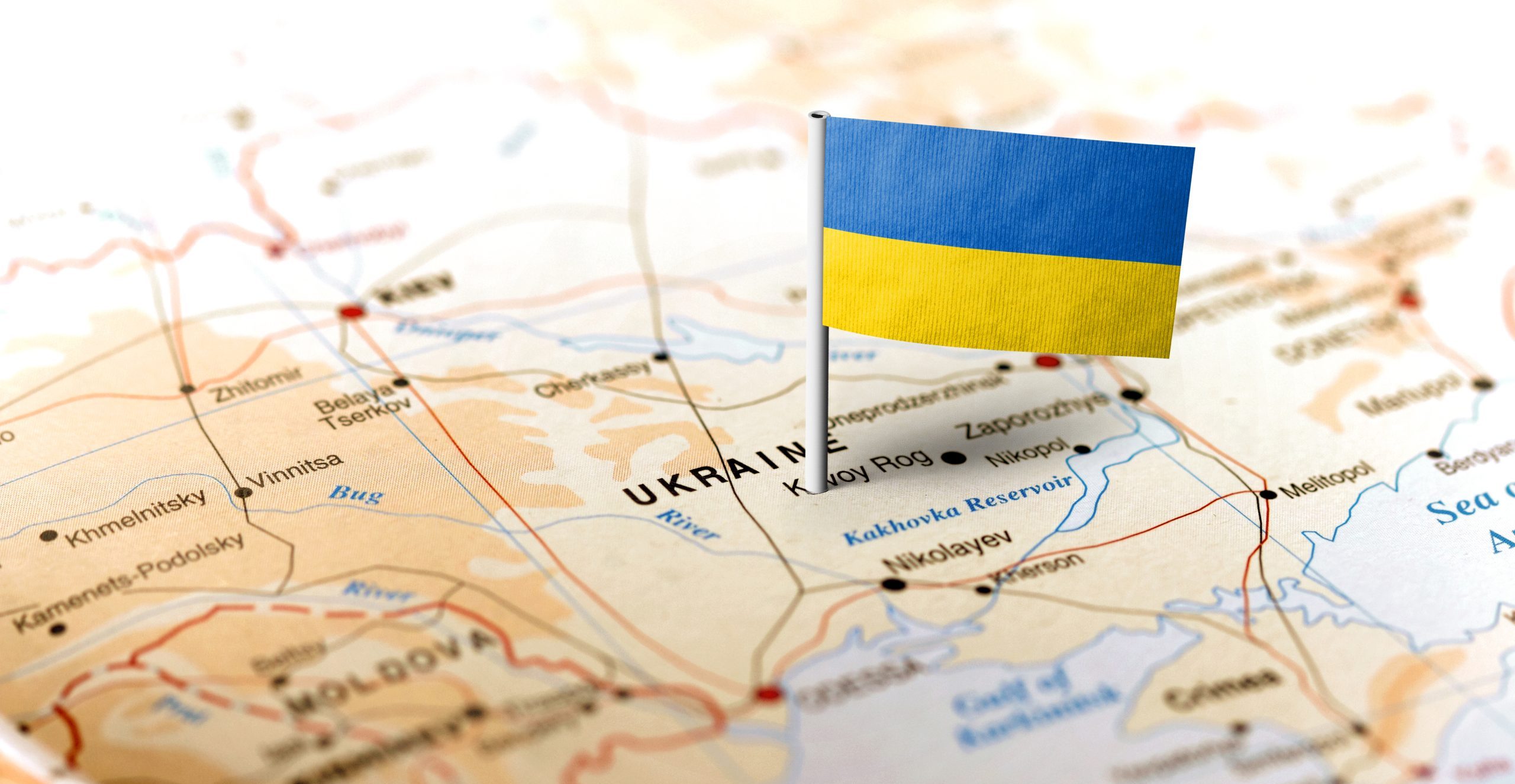 Ukraine-Karte mit angehefteter Flagge