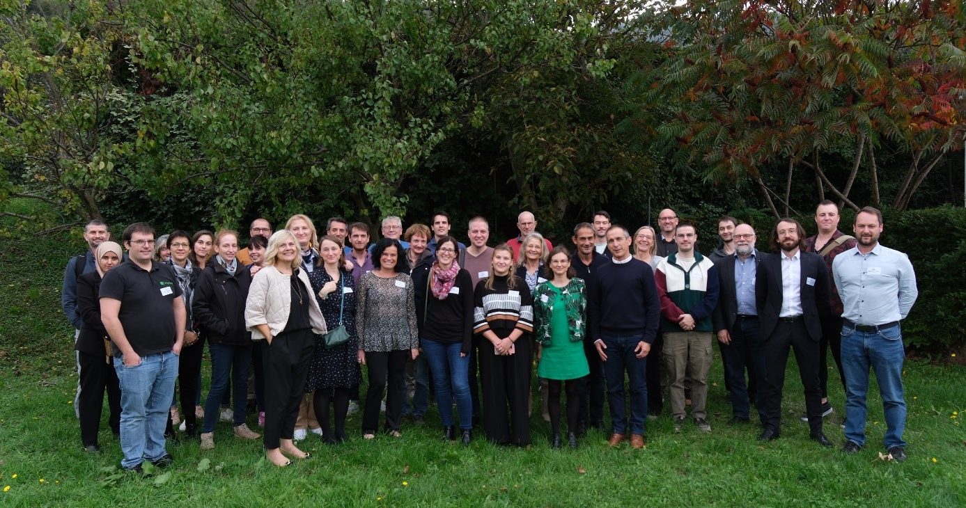 Gruppenfoto des HelEx-Konsortiums im Freien