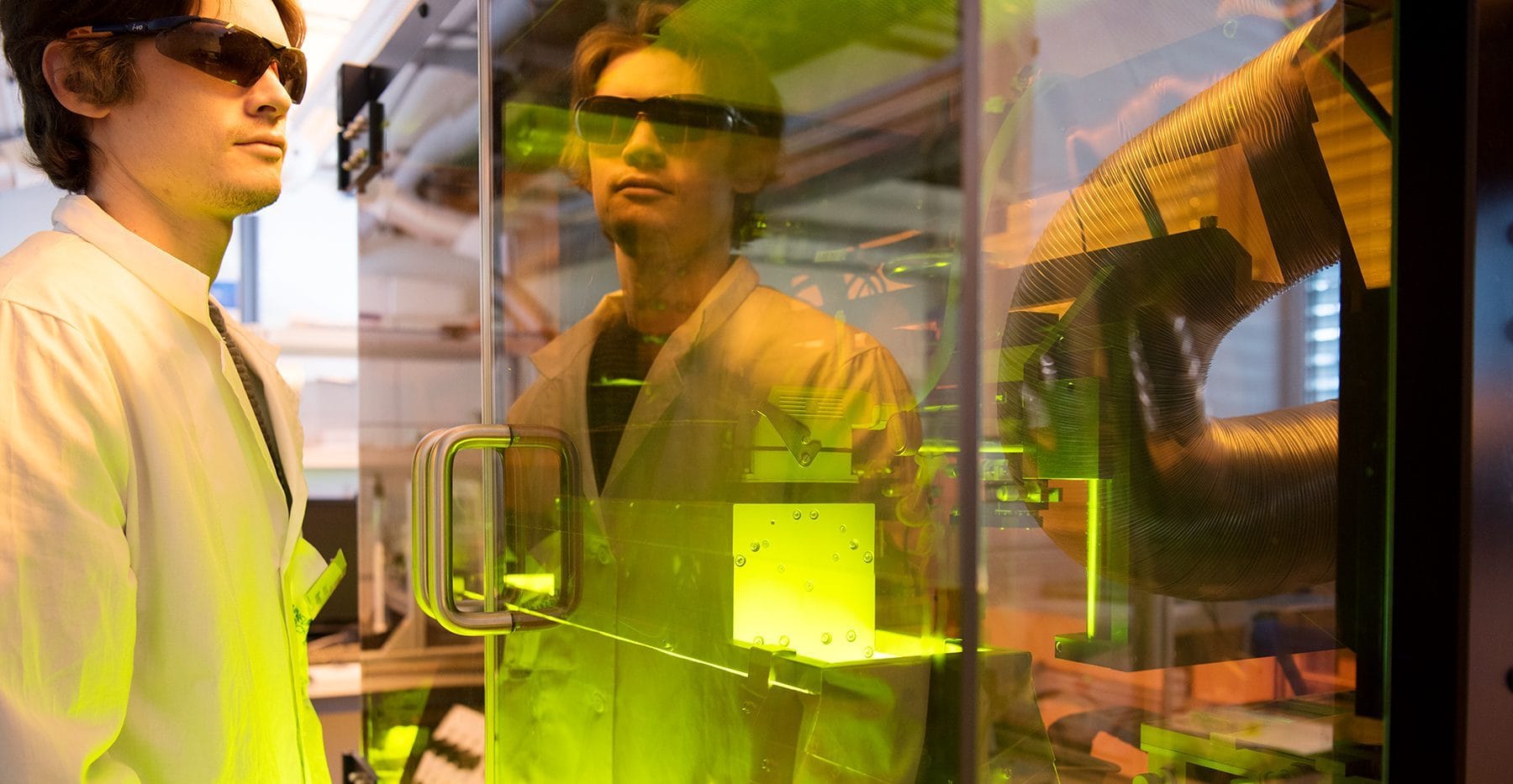 Gedruckte Elektronik: Forscher bedient Aeroljet Drucker