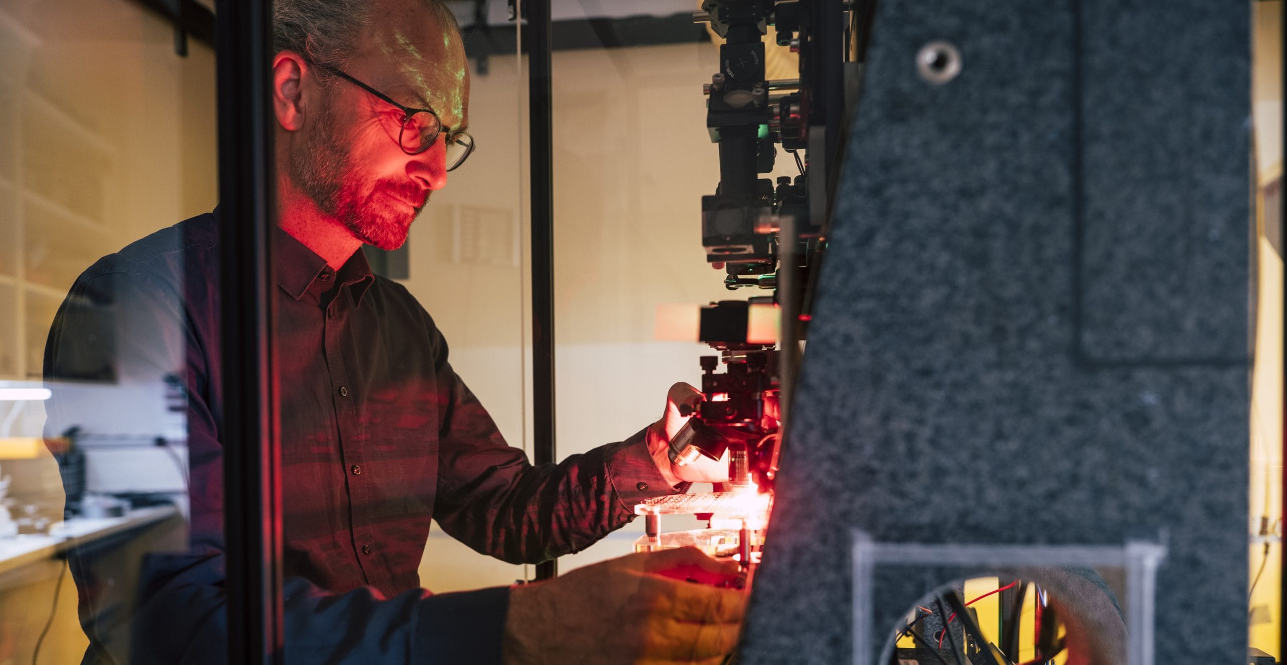 Bernd Lamprecht im Laserlabor, Symbolbild für Femtosekunden-Lasermikrobearbeitung