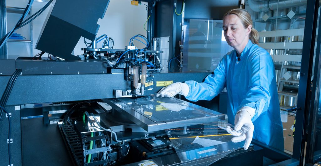 Nanoimprint lithography: Ursula Palfinger at the step-and-repeat system at the Weiz site