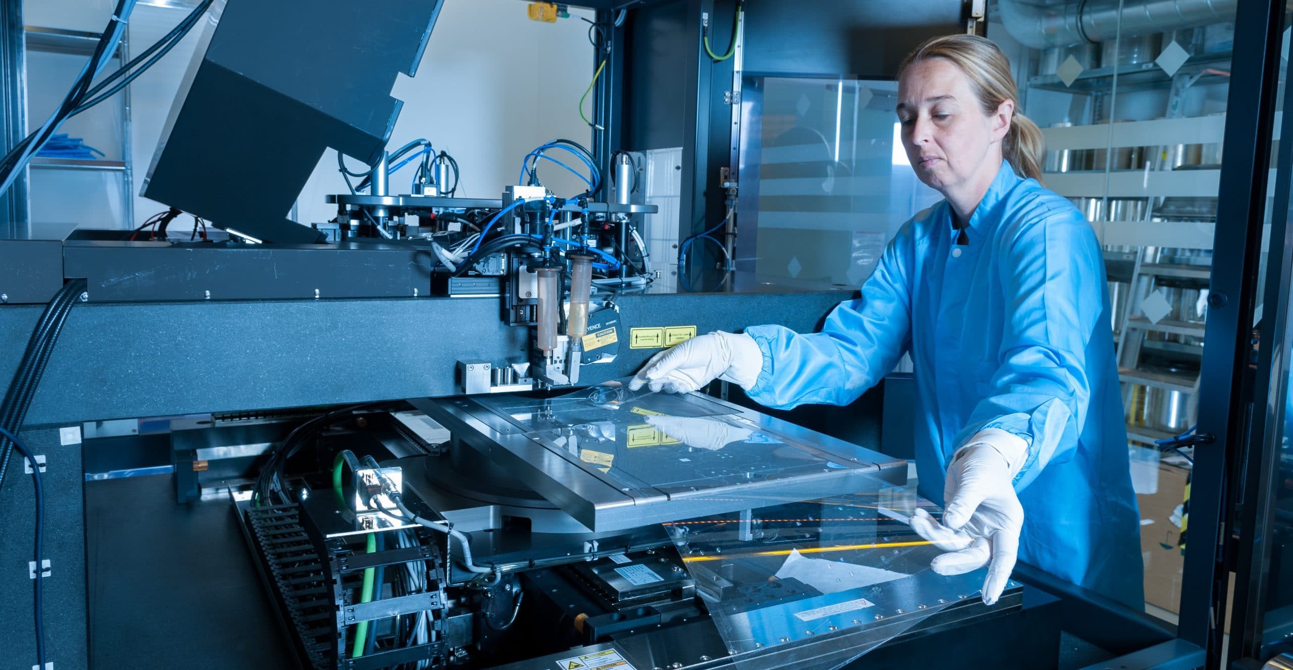 Nanoimprintlithografie: Ursula Palfinger an der Step and Repeat Anlage am Standort Weiz