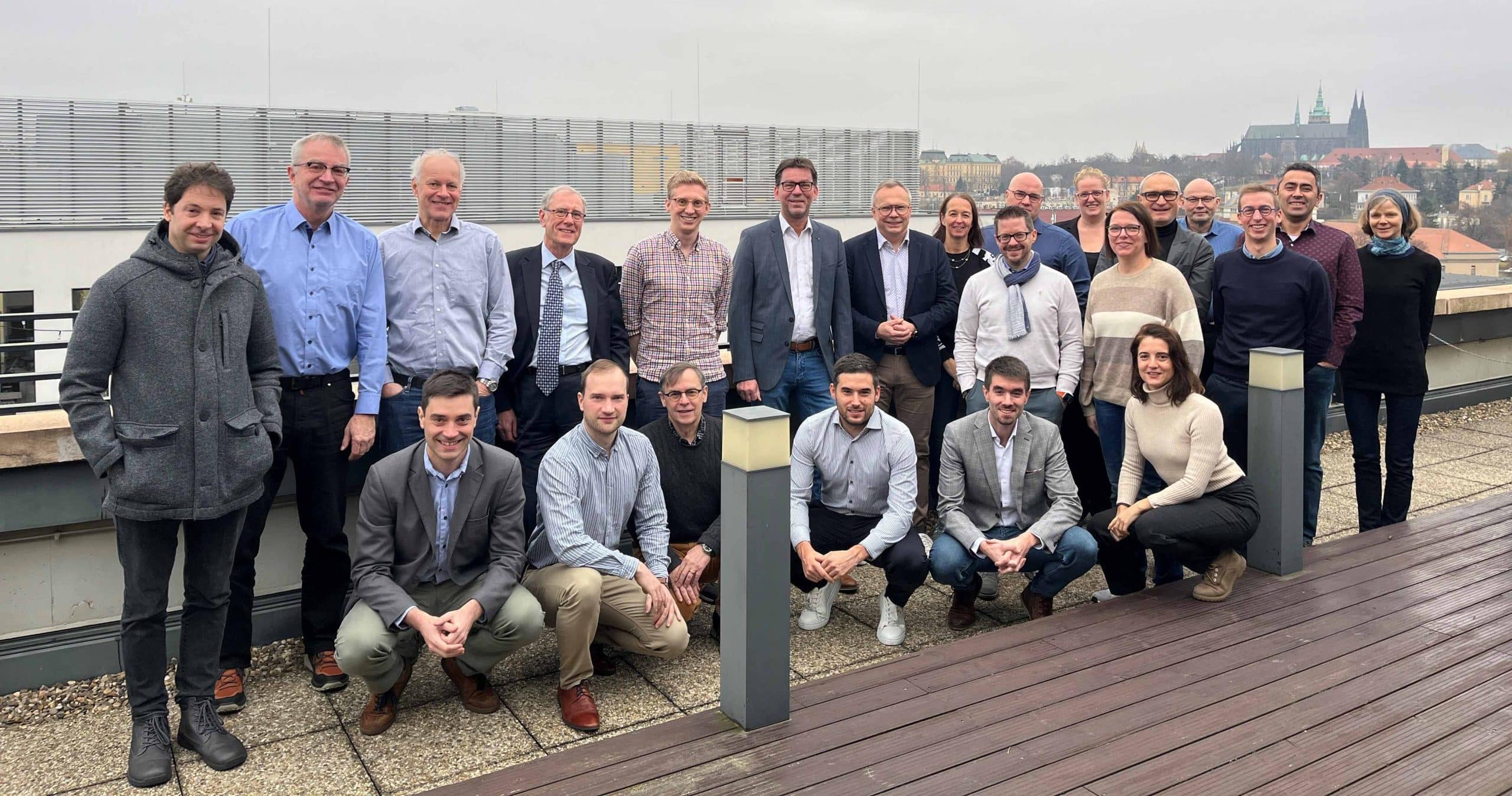 Teammitglieder des Projektkonsortiums der Europäischen Pilotlinie für Freiform-Mikrooptiken (Phabulous) in Prag