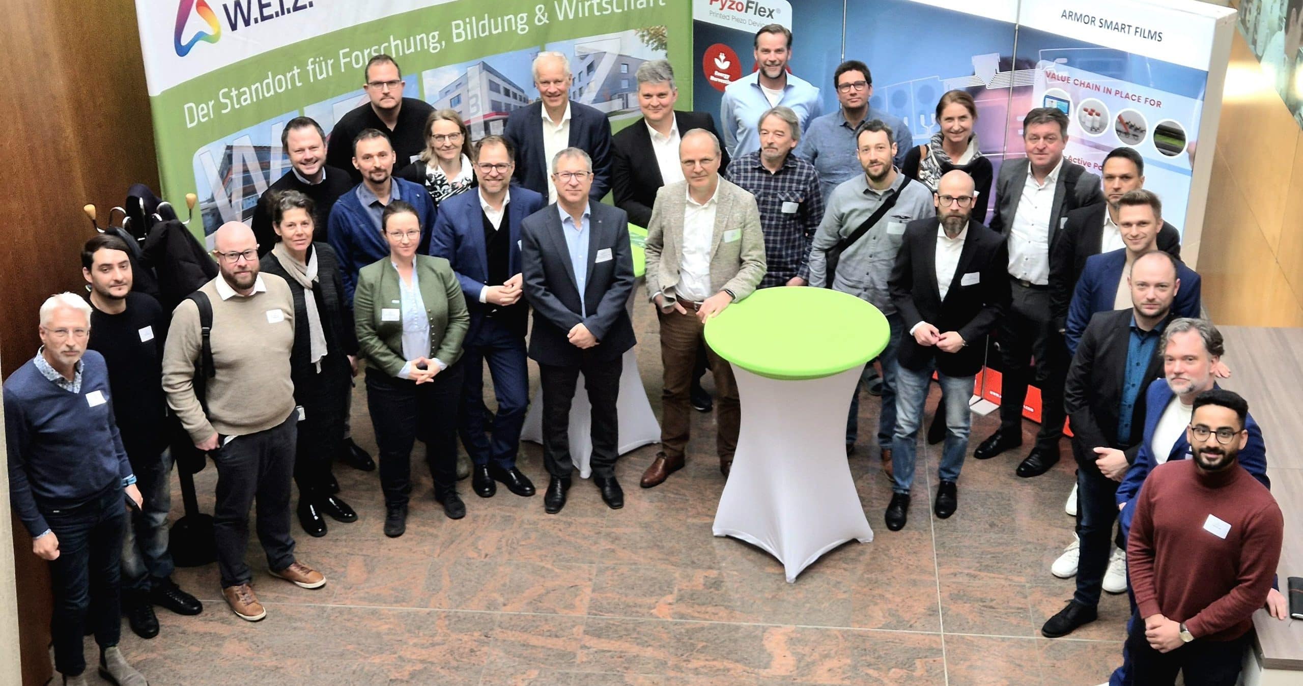 Gruppenbild der Teilnehmer*innen beim Technologiefrühstück "Sensorik im Fokus"