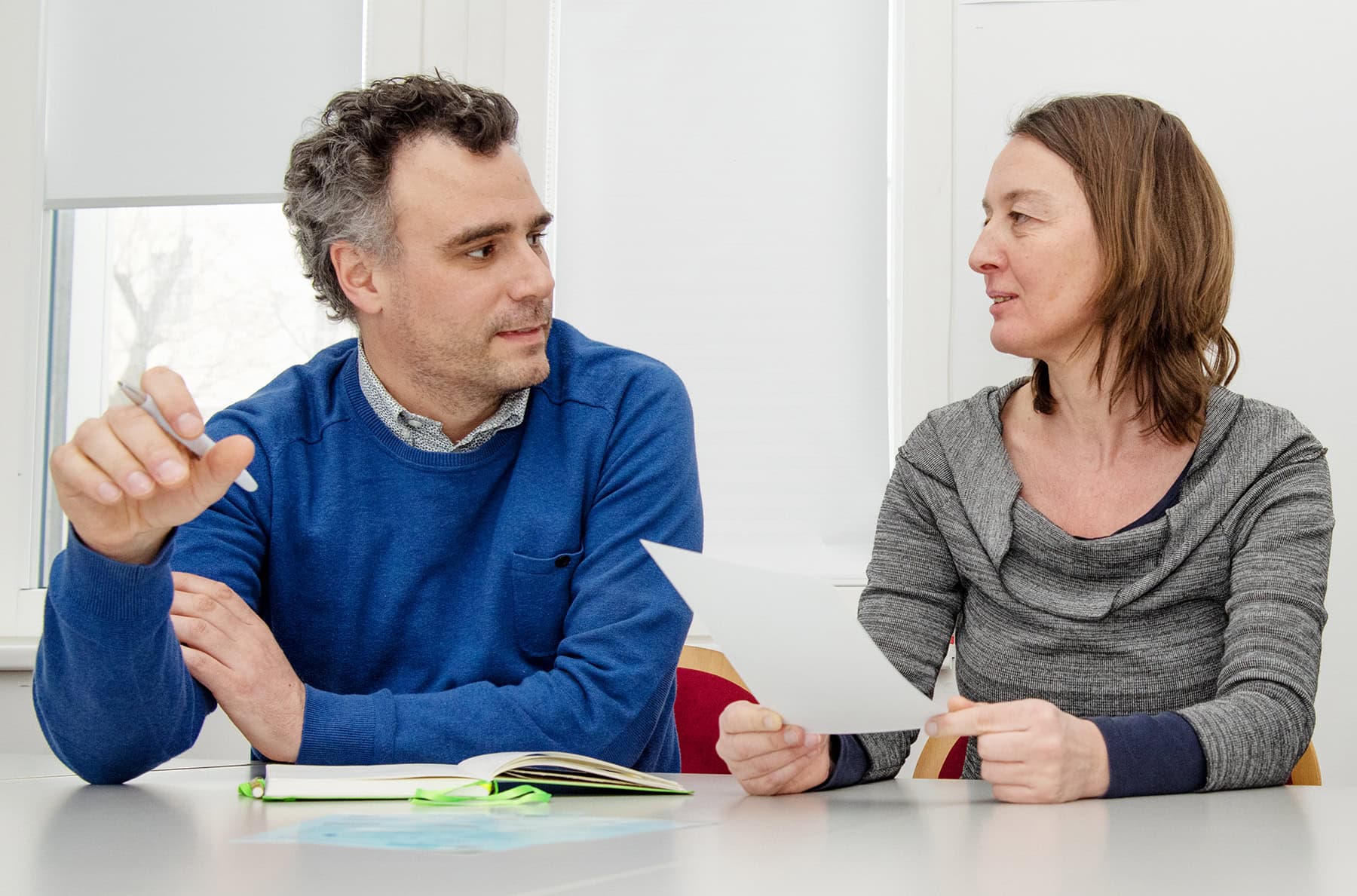 Zwei Personen diskutieren Gleichstellungsthemen