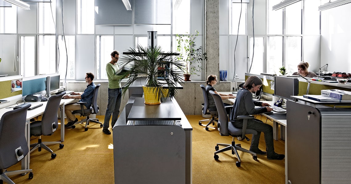 Großräumiges Büro mit fünf arbeitenden Personen