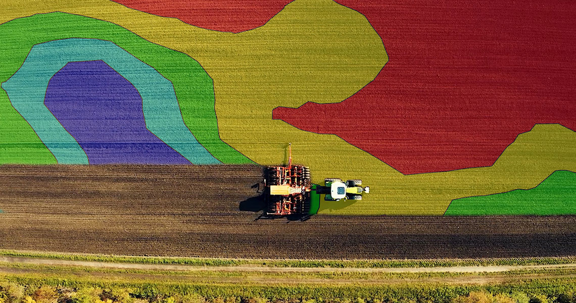 Acker mit Traktor von oben und farblich markierte Zonen