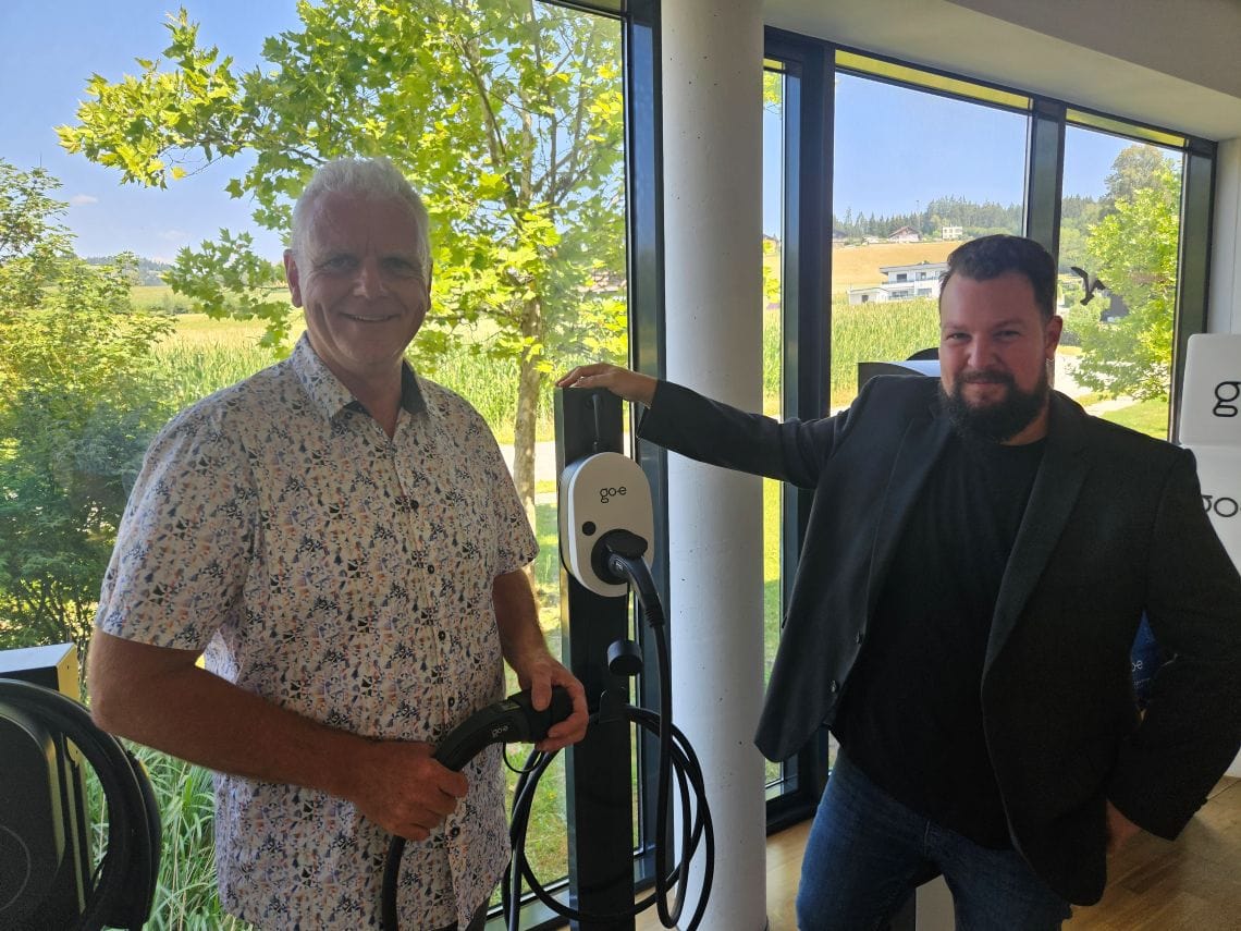 VanMast und Katz bei einer E-Ladestation