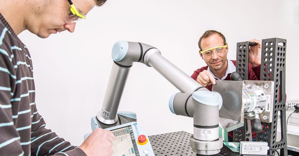 Zwei Kollegen des REL bei der Druck und Kraftmessung