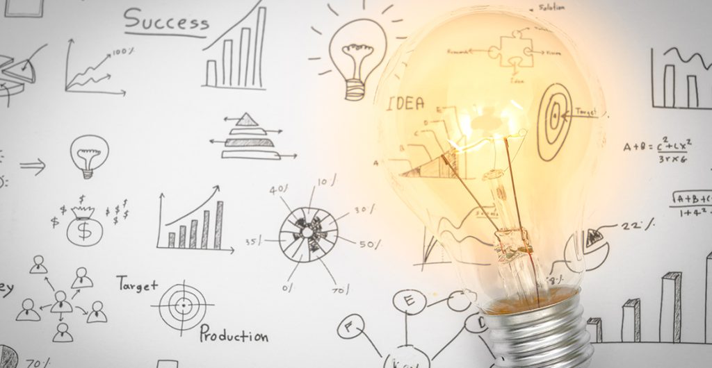 Glühbirne mit verschiedenen Grafiken im Hintergrund