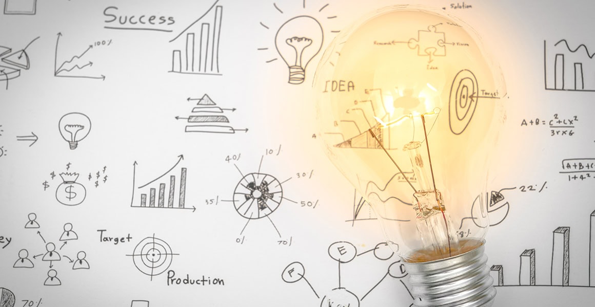 Glühbirne mit verschiedenen Grafiken im Hintergrund