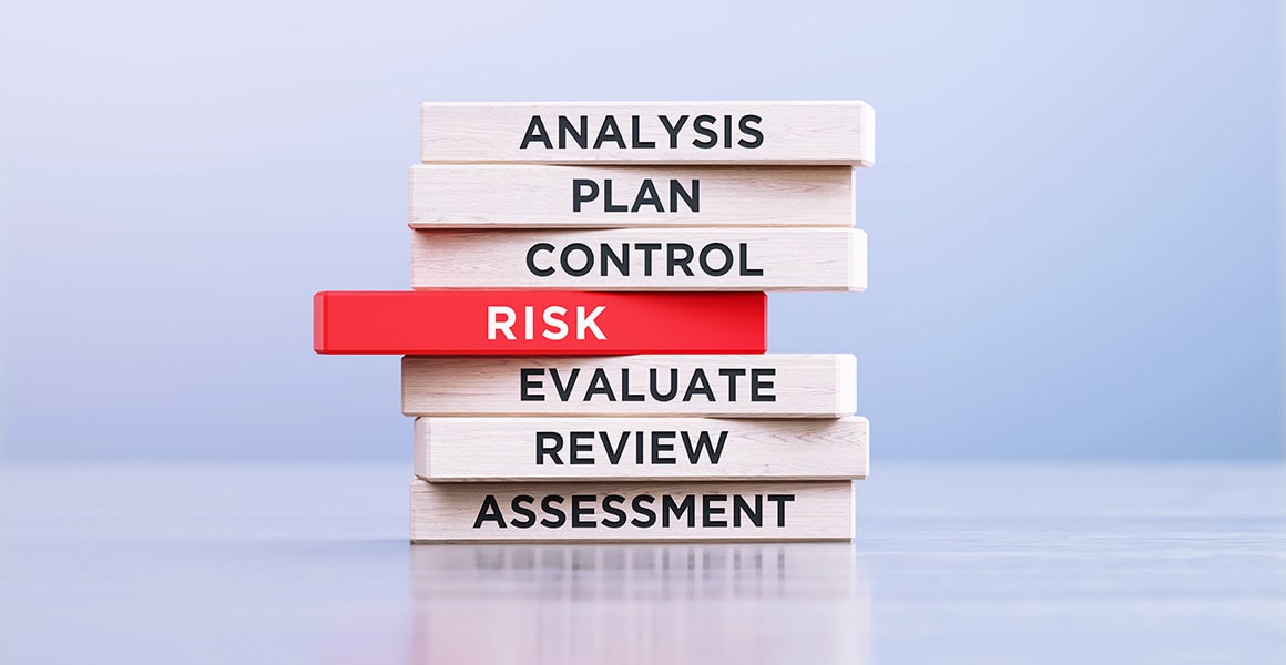 Turm aus Holzblöcken, Symbolbild für Robotersicherheit.