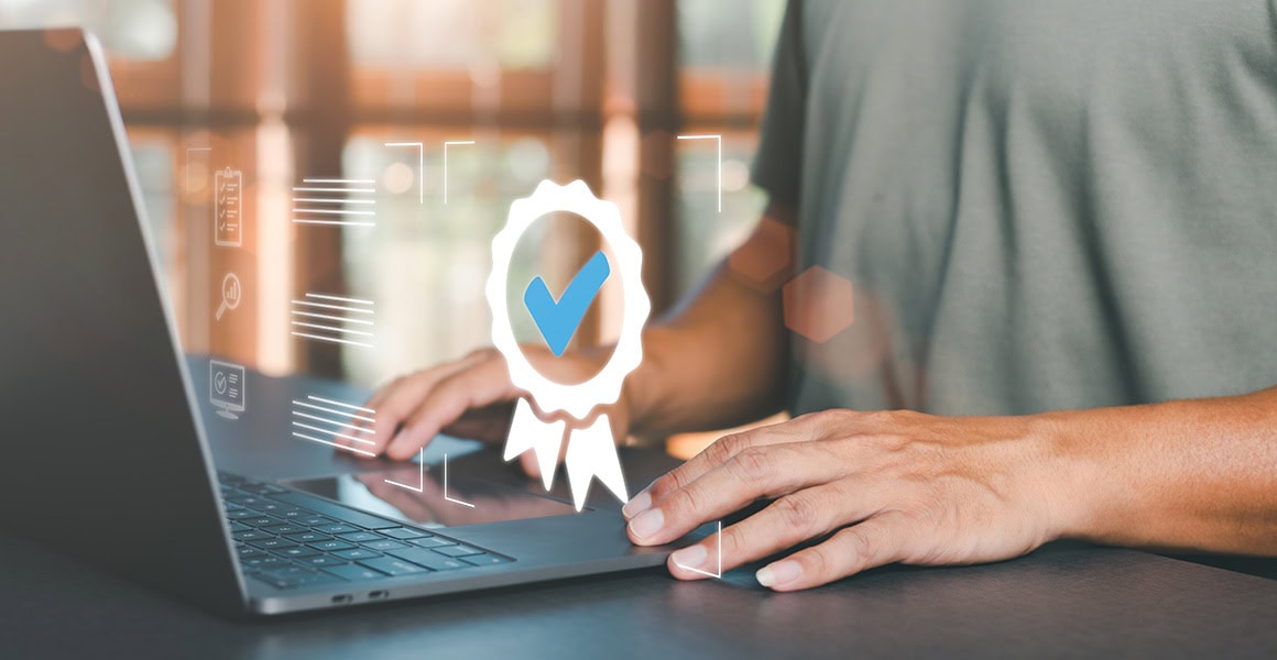 Notebook und ein Medaillensymbol