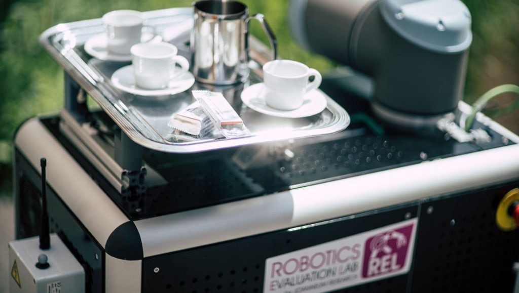 Kaffeetassen auf Roboter