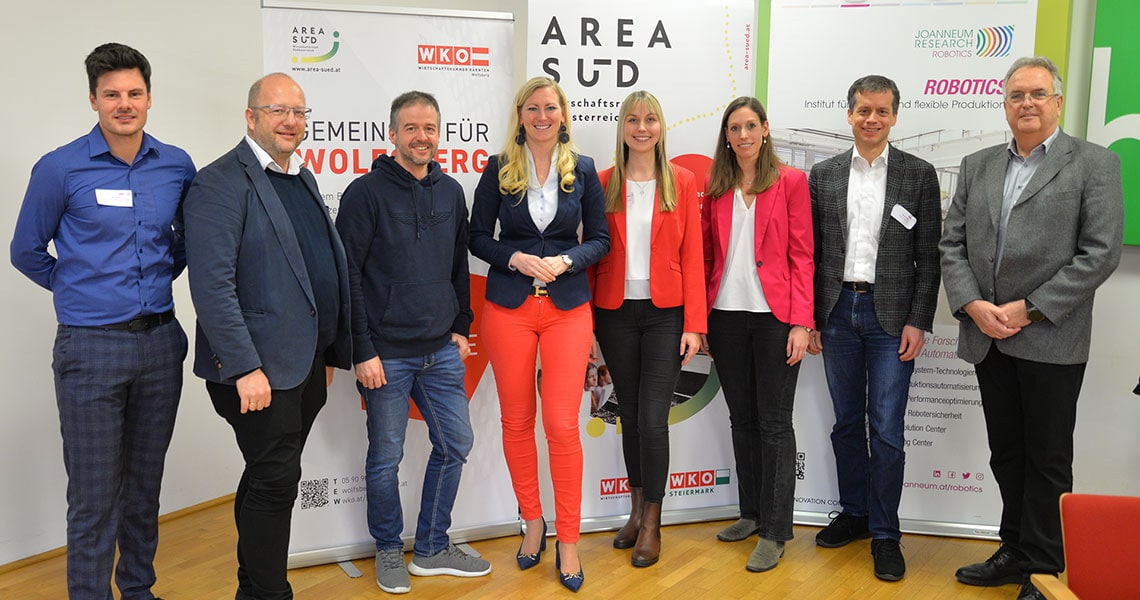 Die Veranstalter und Mitwirkende stehen vor Rollups